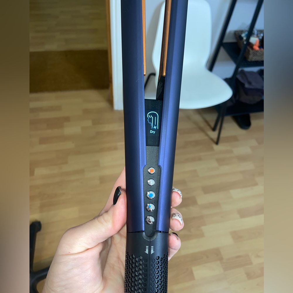 Dyson Airstrait